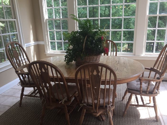 SOLID OAK PEDESTAL BREAKFAST TABLE WITH WINDSOR STYLE CHAIRS