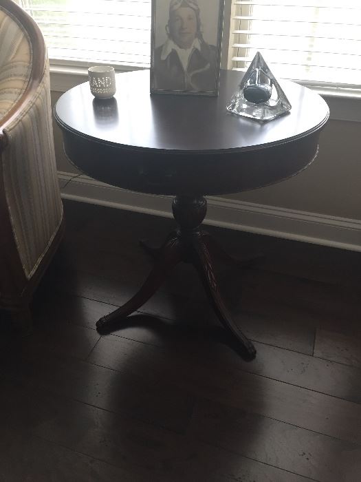 ANTIQUE ROUND PEDESTAL SIDE TABLE WITH CLAW FEET