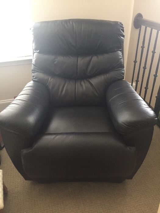 BLACK LEATHER RECLINER