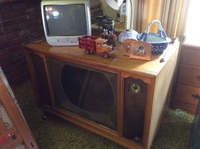 Vintage tv, small tv, decor items