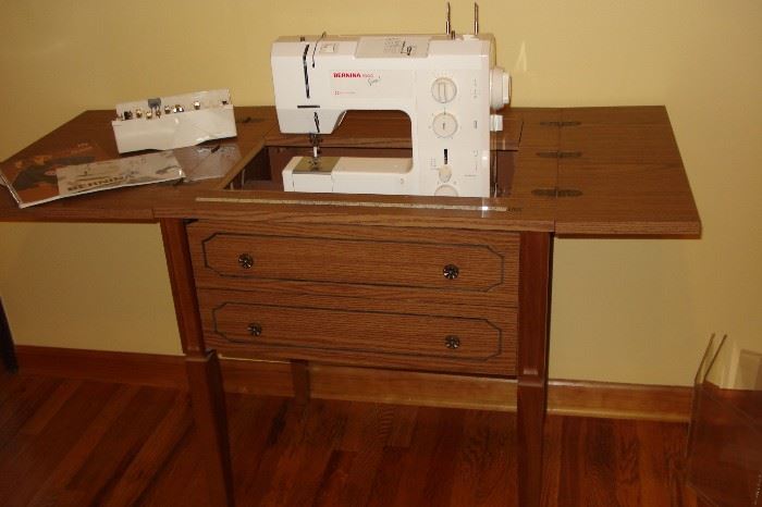 BERNINA 1000 SPECIAL Sewing Machine in Cabinet