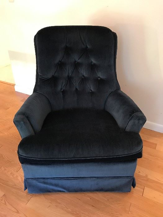 Extremely comfortable and well kept cushioned swivel chair.