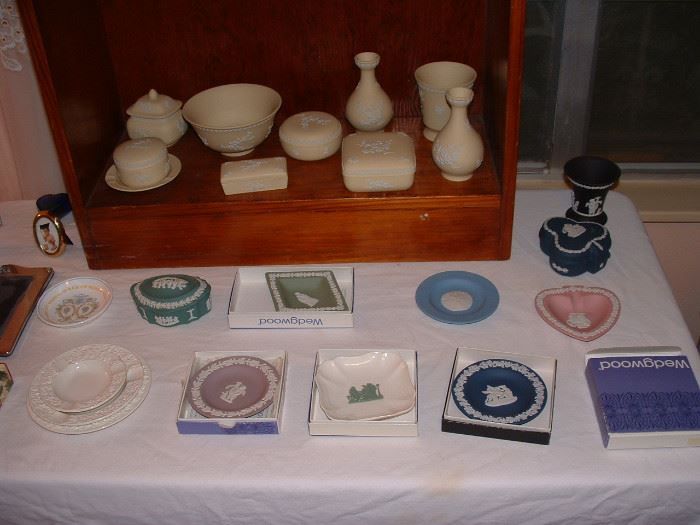 Lots of Wedgwood pieces