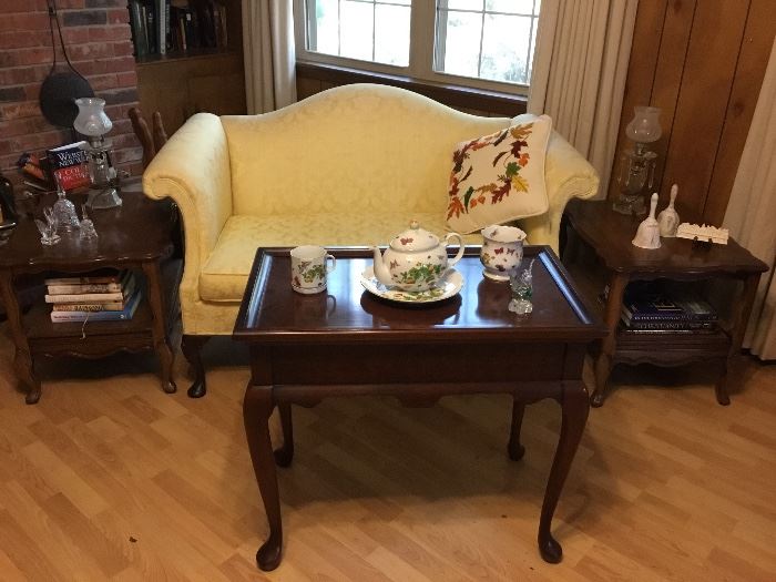 Settee in yellow - 2nend tables with vintage lamps