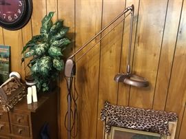 Standing magnifier lamp