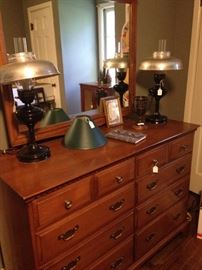 Maple 8-drawer chest; matching lamps