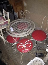 Child's precious ice cream table & 4 chairs