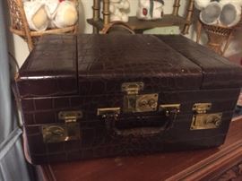 Crocodile makeup case