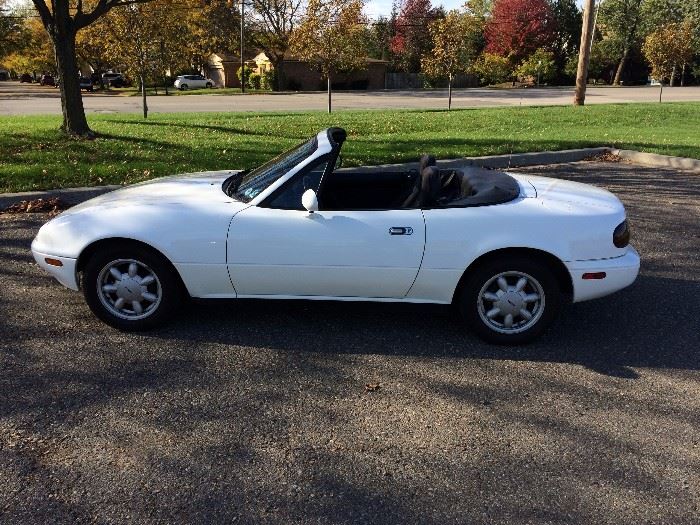 
1991 Mazda Miata original owner 84,000 est miles - VG condition, new battery clean interior!!  Will need new tires - has been sitting for several years and the tires now have flat spots.  Best offer over $3000.00