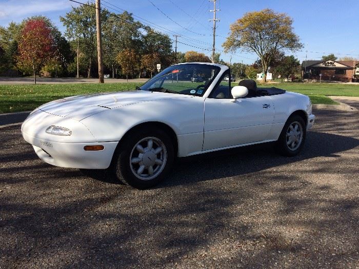 
1991 Mazda Miata original owner 84,000 est miles - VG condition, new battery clean interior!!  Will need new tires - has been sitting for several years and the tires now have flat spots.  Best offer over $3000.00
