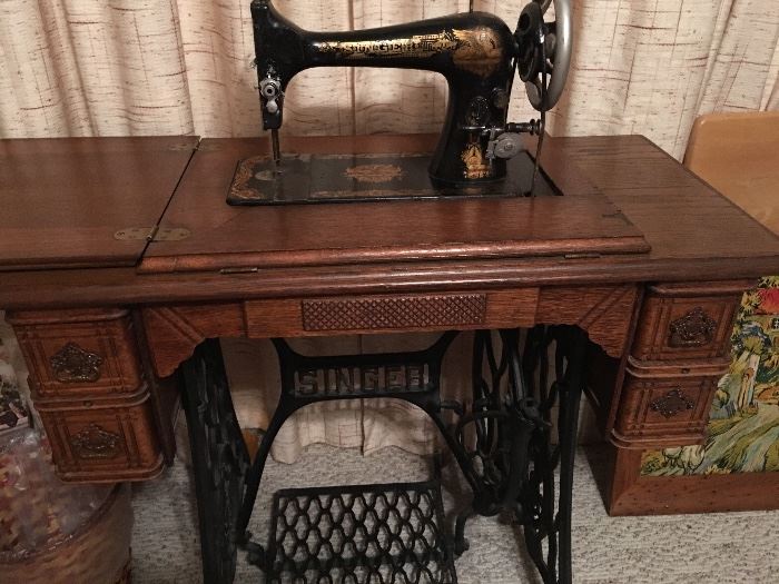 Antique Singer Sewing Machine with Gorgeous Sokid Oak & Iron Stand. It would make a beautiful Vanity!