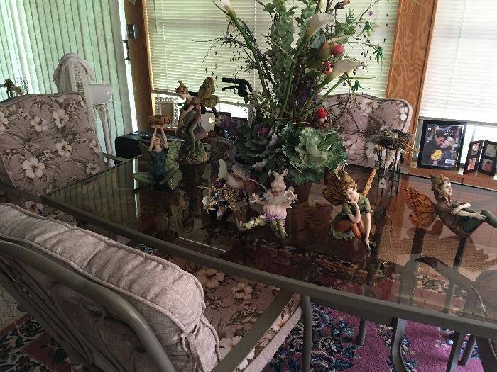 Beautiful Glass Top Patio Table & 5 Chairs