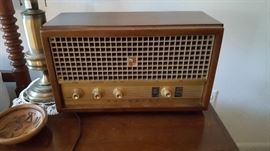 Magnavox table radio