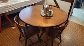 Expanding dinner table with 4 chairs