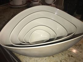 Unique plastic nesting mixing bowls