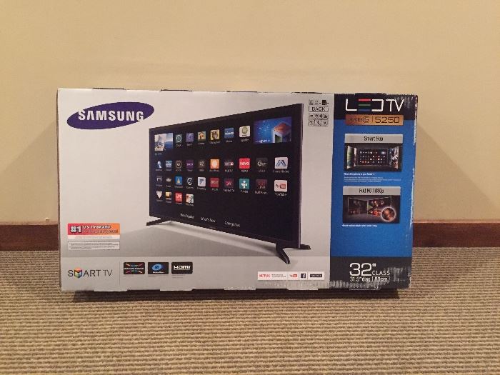 32" Samsung LED smart tv with manual and remote. 