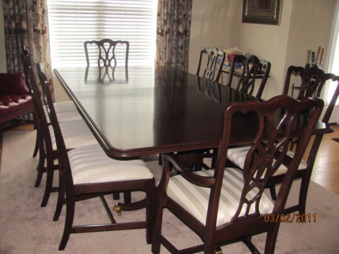 Harden Chippendale style dining room table, 2 leaves, 6 chairs