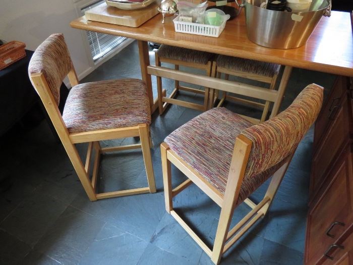 Great vintage 4-seater high cafe table with stools