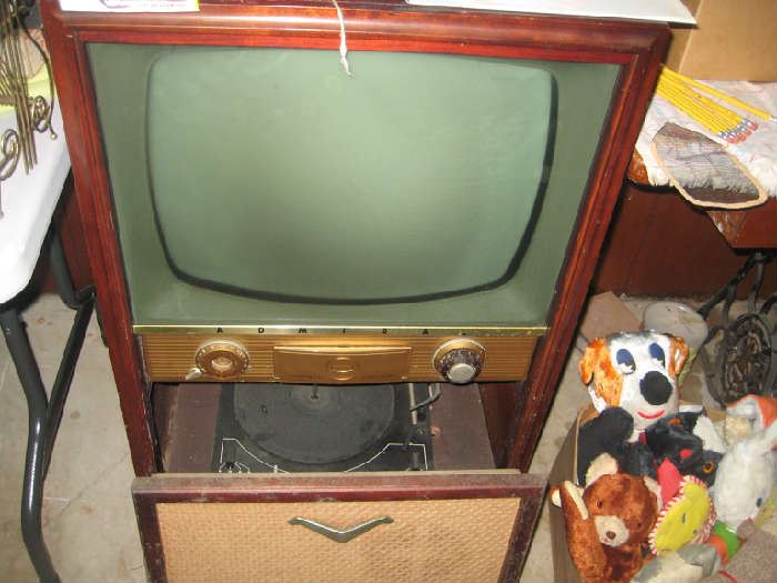 vintage late 40s tv with sterio