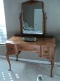 Antique Maple Dresser w/Queen Anne legs and serpentine end drawers w/Hepplewhite style handles
