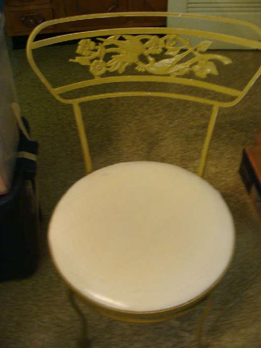 Matching Chair of Kitchen set that includes table and 4 chairs.