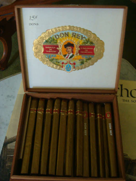 Nearly full box of Vintage Don Rey Puerto Rican Cigars notice the 15 cent price on the box. This is in beautiful condition!