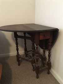 Gate leg table