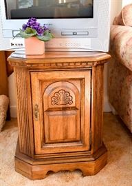 Vintage Wood (Oak) End Table / Cabinet