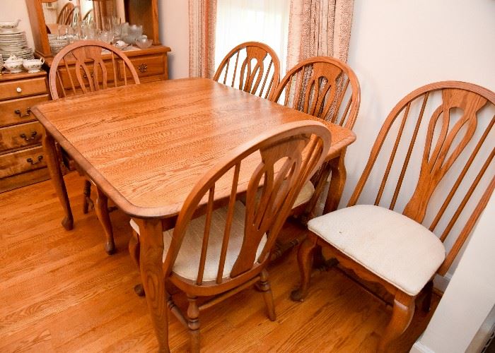 Beautiful Vintage Oak Dining Table & 6 Chairs (Excellent Condition)