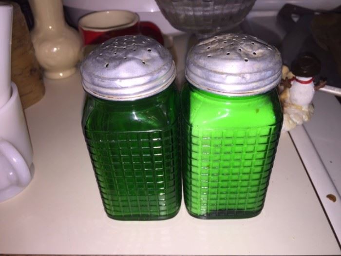 Vintage glass salt/pepper