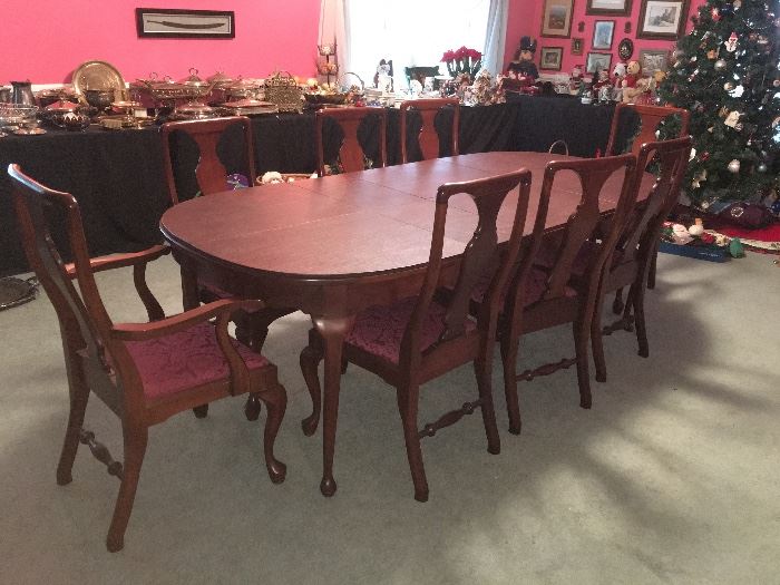 Beautiful Mahogany Craftique dining room table w/ protective cover