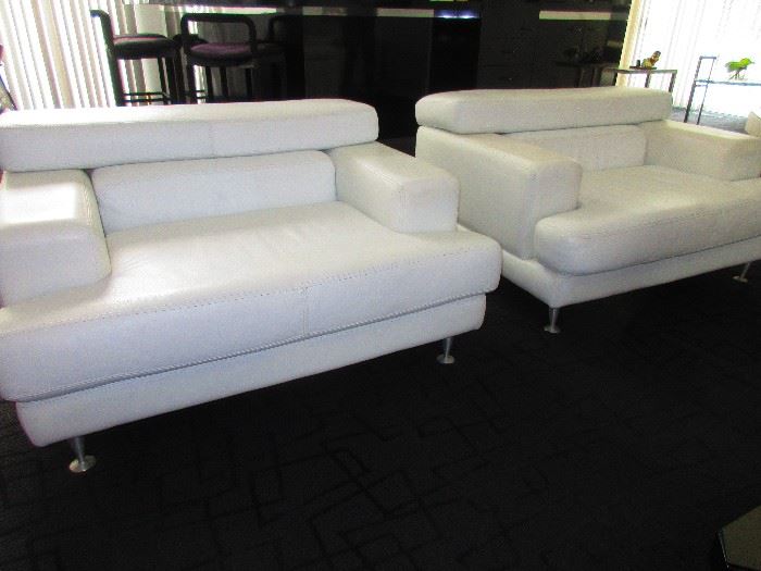 Pair of White Leather & Chrome Chairs, Divani Collezoine by Giuliano Giusti