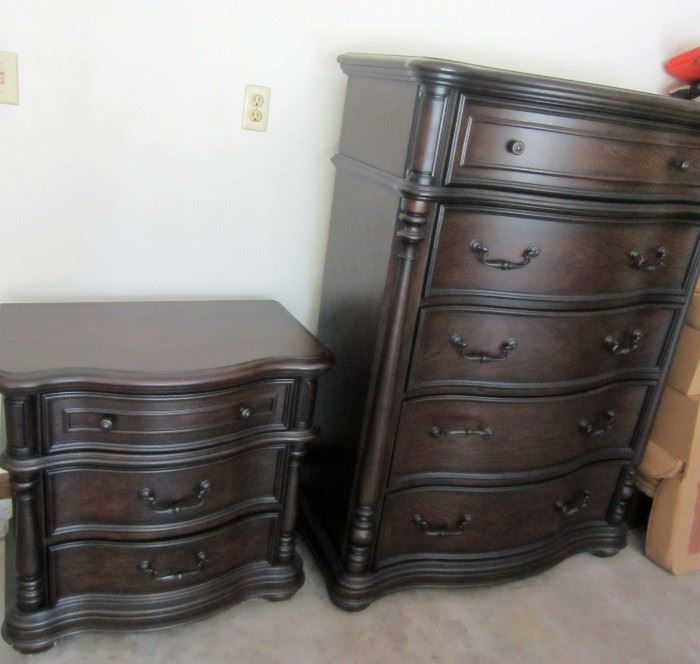 Like new bedroom pieces