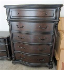Like new five drawer chest