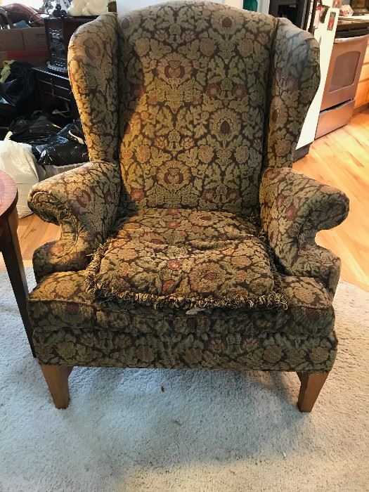 Armchair
Cushioned
Floral print pattern
38in W / 36in deep / 43in H / 15in Floor to seat
