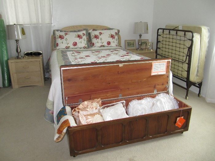 Queen bed and folding bed like new for your holiday guests