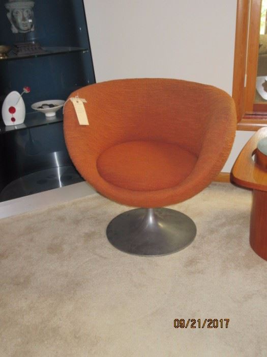 Cup chair attributed to Saarinen