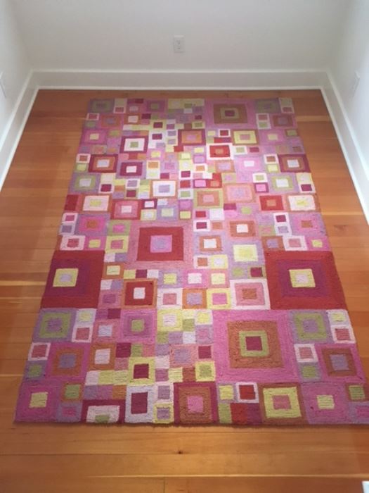 5' x 8' rug- clean and in good condition
