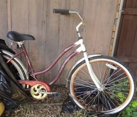 Woman's cruiser bike bicycle