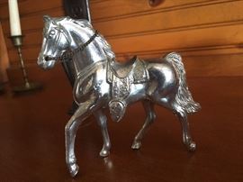 metal horse figurine 