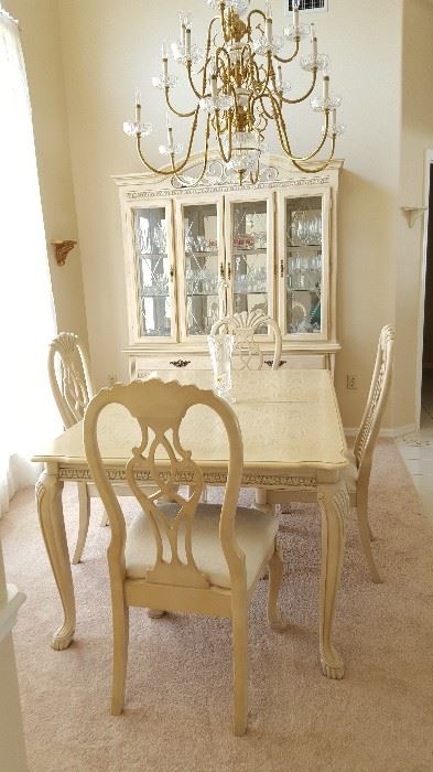 Beautiful set, China cabinet, table with 2 leaves, 6 chairs
