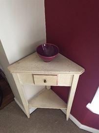 Corner table