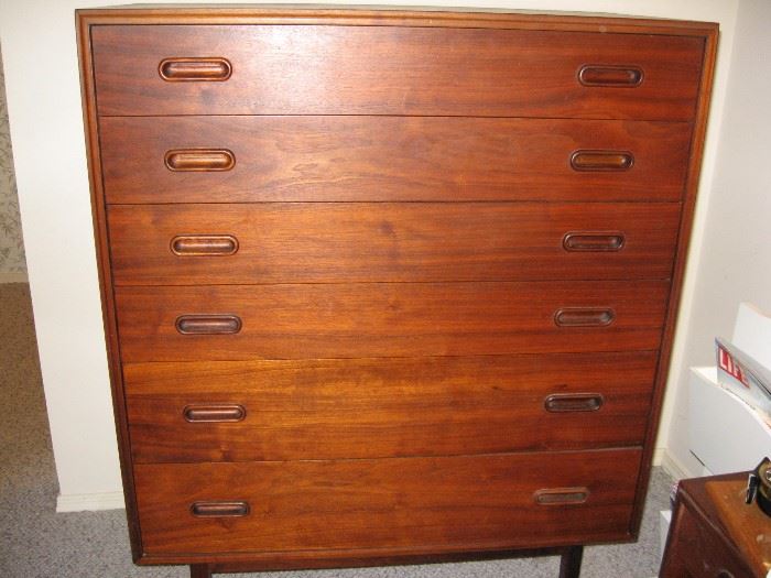 Matching Mid Century Chest in Great Condition...