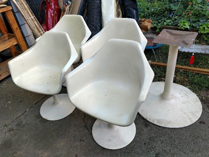 Mid Century Modern table base and chairs