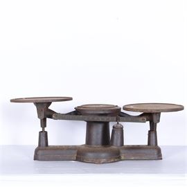 Antique Howe Soale Balance Scale: A balance scale from the Howe Soale Company. This piece is composed of a metal frame with the scale reading up to thirty-two pounds in weight measurement. The maker’s mark is placed on the center of the chassis with a patent date of December 12, 1892.