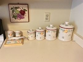 Canister set with accessories