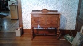 THIS IS THE MULTI TONE SERVER THAT MATCHES THE CHINA HUTCH. Don't leave her lonely for her sister hutch. She may be small, but she is not overwhelming either! She attracts the eye also as soon as you walk in a room, she is a beauty certainly!