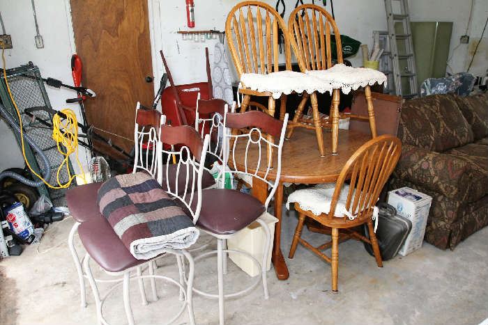 Set of 4 Bar Stools; Kitchen Table with 1 Leaf and 4 Chairs