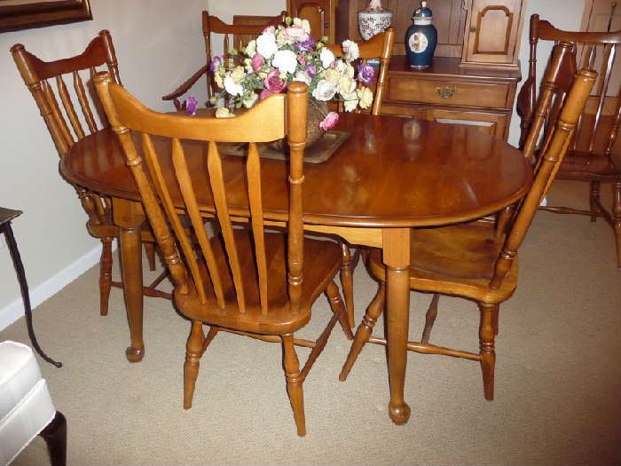 BEAUTIFUL WOOD DINING TABLE W/2 LEAFS, 6 CHAIRS (PENNSYLVANIA HOUSE)