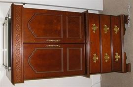 18KT GOLD  3 DIAMOND RING...center stone is 1.28 carats,side diamonds are .67 carat, brilliant cut. Size 5